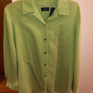 Women’s shirt size Small